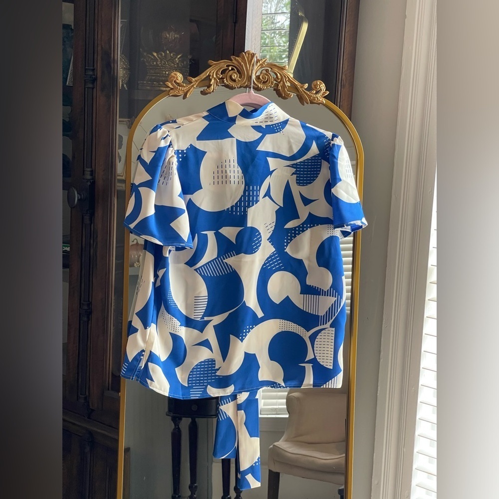L S'EDGE NWT Arden Blue and White Short Sleeve Tie Neck Blouse - Picture 7 of 10
